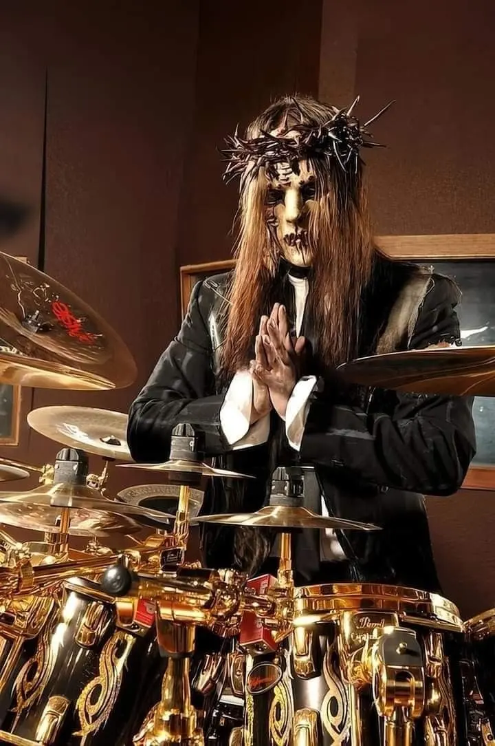 26 апреля 1975 года родился Джои Джордисон — легендарный барабанщик Slipknot и основатель Murderdolls 🥁♉
Его беспощадная техника и сценическая энергия повлияли на целое поколение | Сетка — социальная сеть от hh.ru