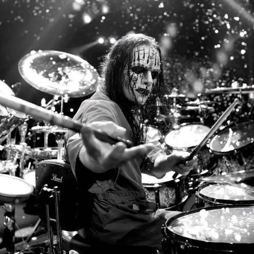 26 апреля 1975 года родился Джои Джордисон — легендарный барабанщик Slipknot и основатель Murderdolls 🥁♉
Его беспощадная техника и сценическая энергия повлияли на целое поколение | Сетка — социальная сеть от hh.ru