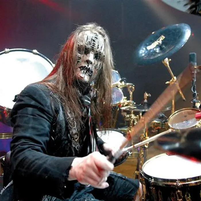 26 апреля 1975 года родился Джои Джордисон — легендарный барабанщик Slipknot и основатель Murderdolls 🥁♉
Его беспощадная техника и сценическая энергия повлияли на целое поколение | Сетка — социальная сеть от hh.ru