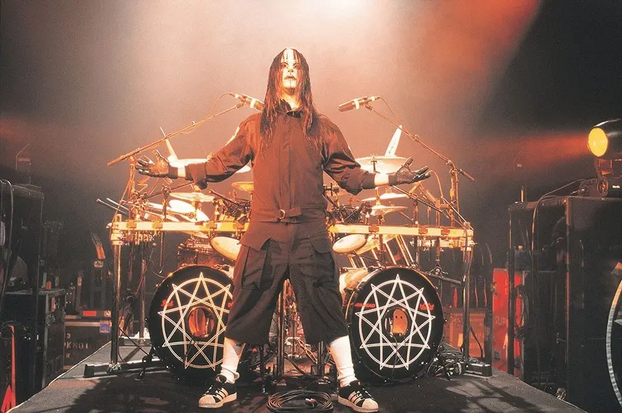 26 апреля 1975 года родился Джои Джордисон — легендарный барабанщик Slipknot и основатель Murderdolls 🥁♉
Его беспощадная техника и сценическая энергия повлияли на целое поколение | Сетка — социальная сеть от hh.ru