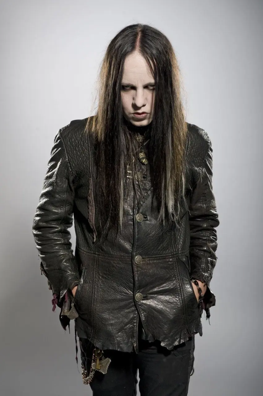 26 апреля 1975 года родился Джои Джордисон — легендарный барабанщик Slipknot и основатель Murderdolls 🥁♉
Его беспощадная техника и сценическая энергия повлияли на целое поколение | Сетка — социальная сеть от hh.ru