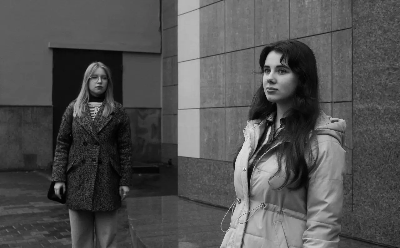 Спонтанная съемка без подготовки
Вышла я из дома с ощущением творческого зуда, очень хотела снимать, но не просто прохожих, а людей, готовых гулять.
И вот девочки согласились, чему я очень была рада | Сетка — социальная сеть от hh.ru