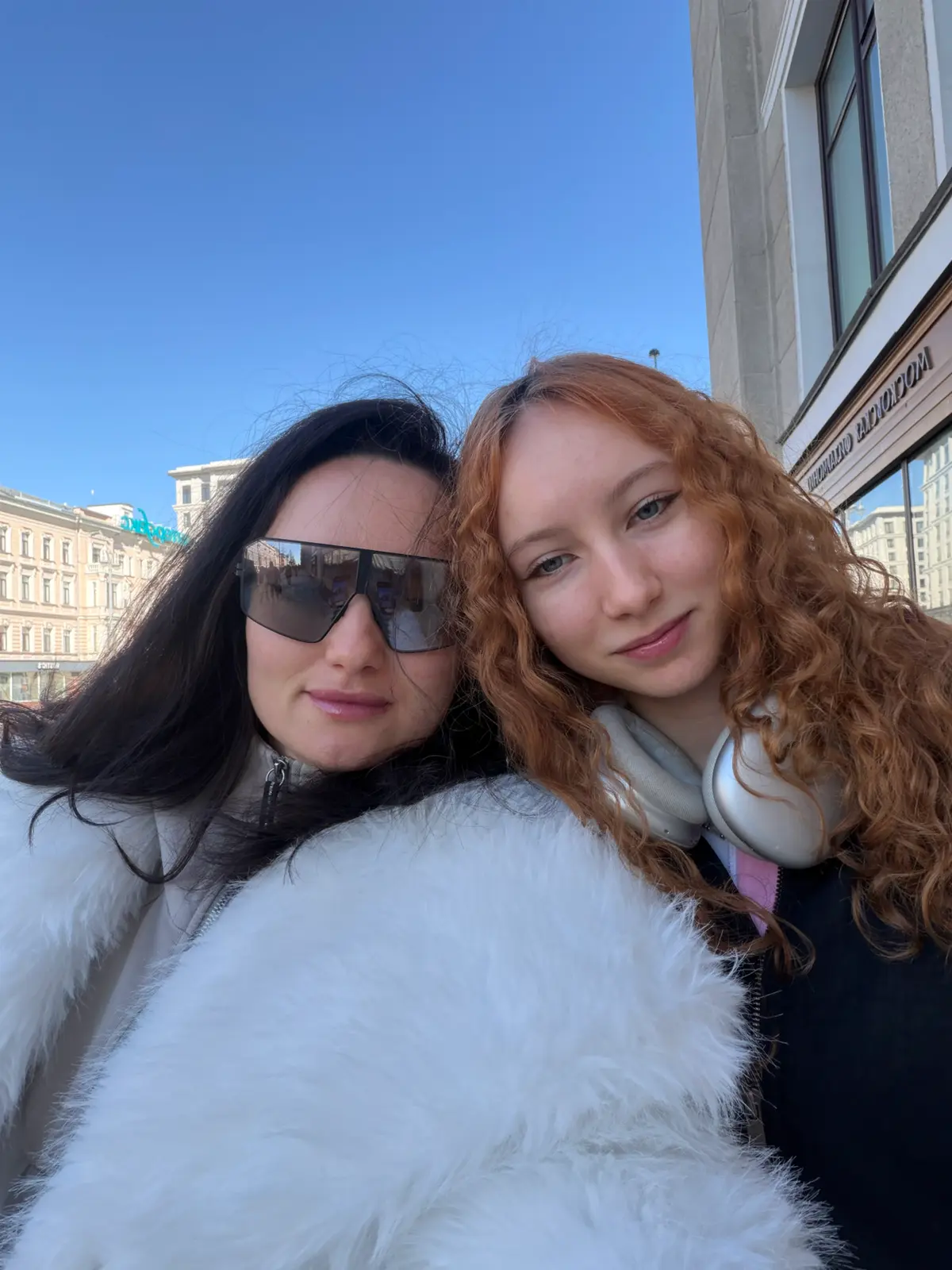 Я вчера пришла домой, а мои котики как бросились обнимать — чуть с ног меня не повалили
Одной 16, другой 14.
И весь вечер рядом.
Готовили. Смеялись. Смотрели фильм. Обнимались | Сетка — социальная сеть от hh.ru