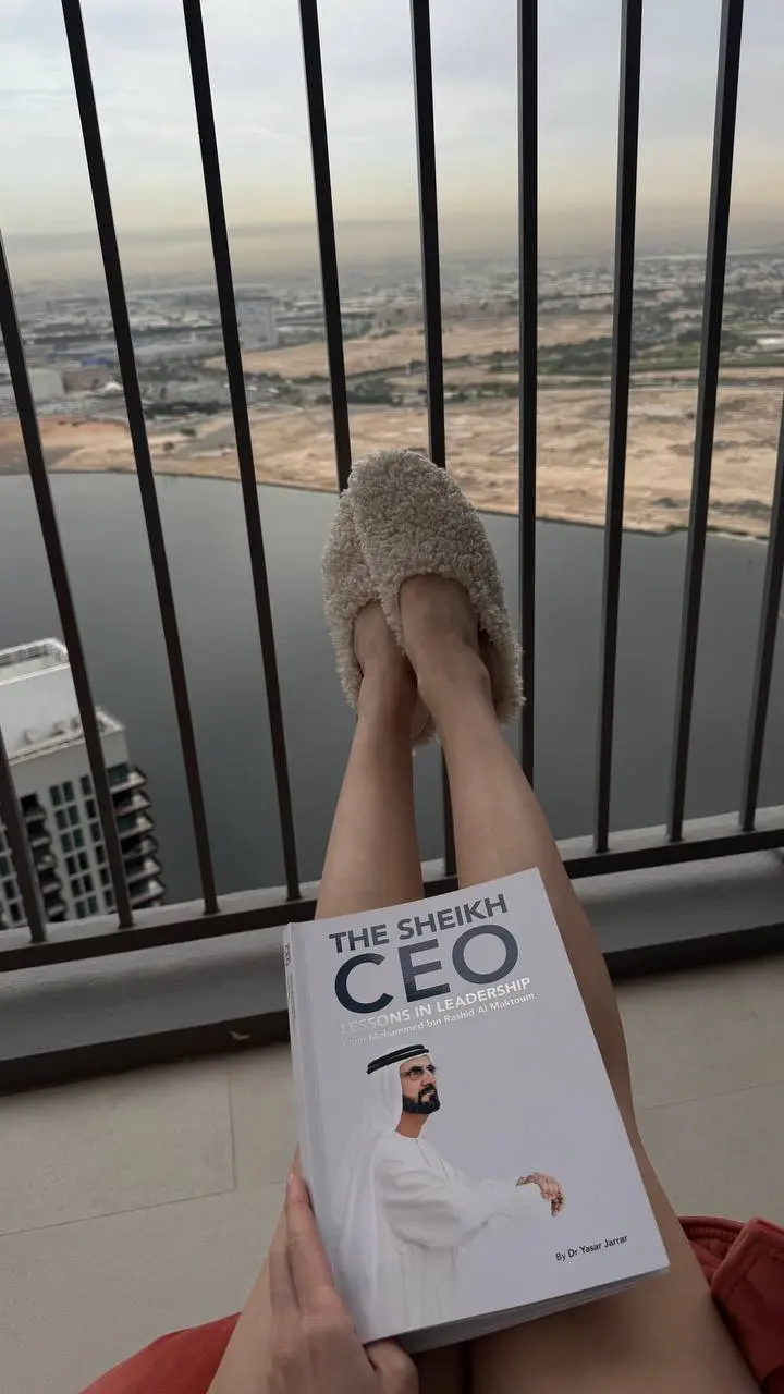 Уроки менеджмента от СЕО Дубая
На днях закончила читать The Sheikh CEO. Книга так меня впечатлила, что в отпуске мы с семьёй даже провели по ней книжный клуб | Сетка — социальная сеть от hh.ru
