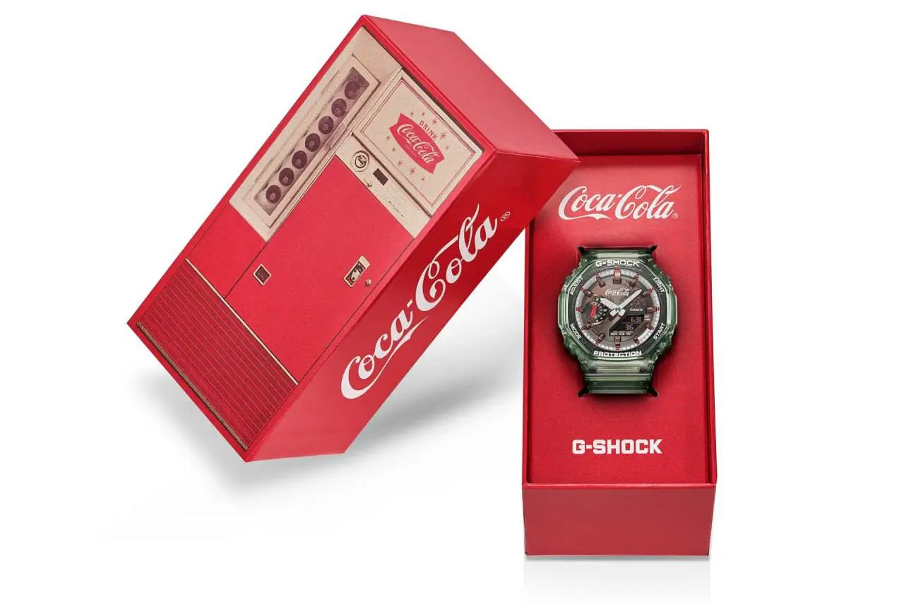 Coca Cola выпустила ЧАСЫ в коллабе с Casio. Это лимитка, которую приурочили к 140-летию компании и продается она в брендированной коробочке в виде ретро-автомата с газировкой | Сетка — социальная сеть от hh.ru