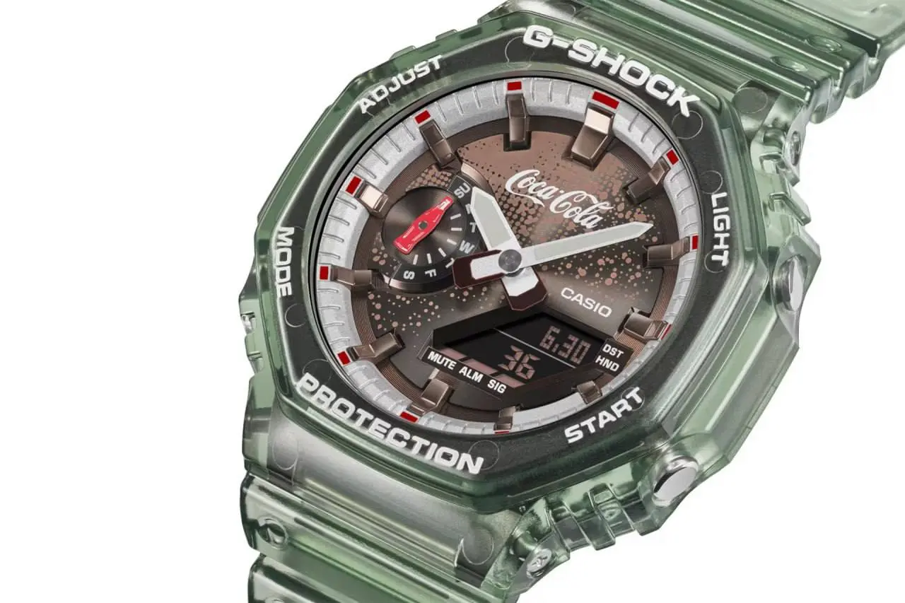 Coca Cola выпустила ЧАСЫ в коллабе с Casio. Это лимитка, которую приурочили к 140-летию компании и продается она в брендированной коробочке в виде ретро-автомата с газировкой | Сетка — социальная сеть от hh.ru