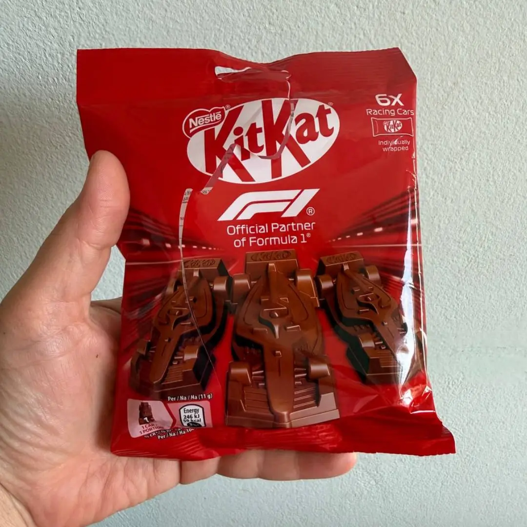 Как украденный грузовик шоколада заставил меня купить KitKat
В конце марта завирусилась новость — у KitKat украли 12 тонн батончиков. И не обычных, а именно новых, в форме гоночных болидов | Сетка — социальная сеть от hh.ru