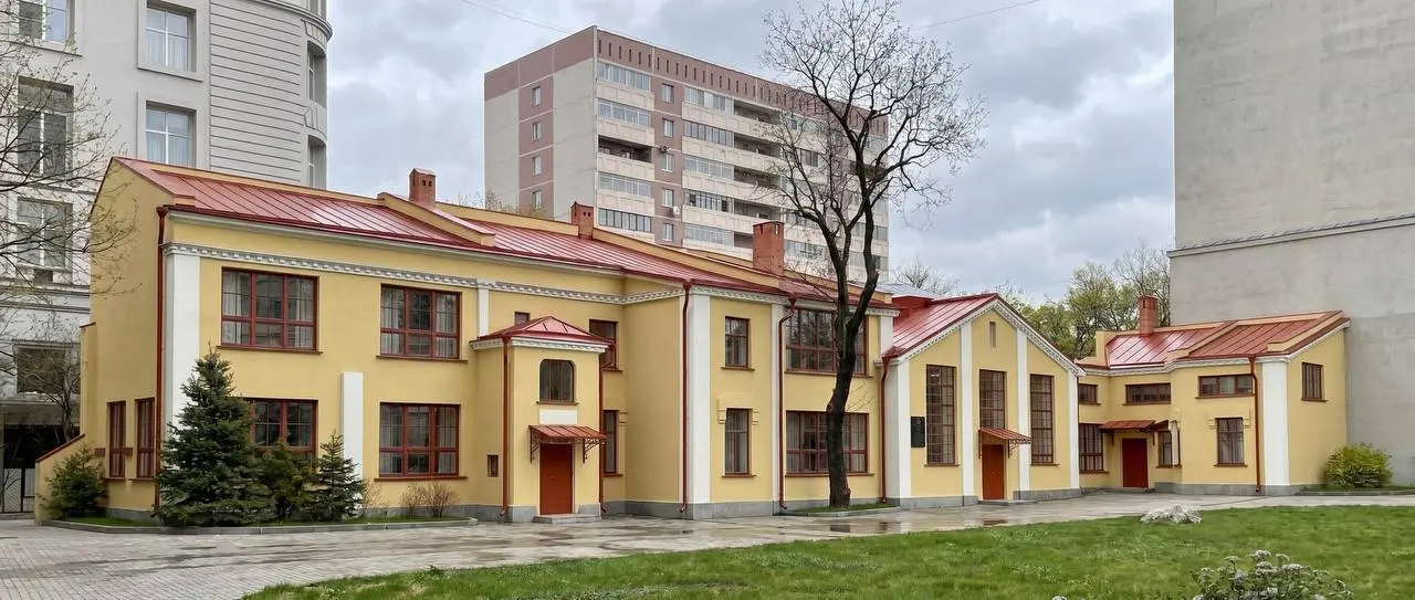 🏛️ В центре Москвы завершают реставрацию дома скульптора Николая Андреева — автора работ рубежа XIX–XX веков
Особняк в Большом Афанасьевском переулке сохранил атмосферу мастерской: высокие потолки, пр... | Сетка — социальная сеть от hh.ru