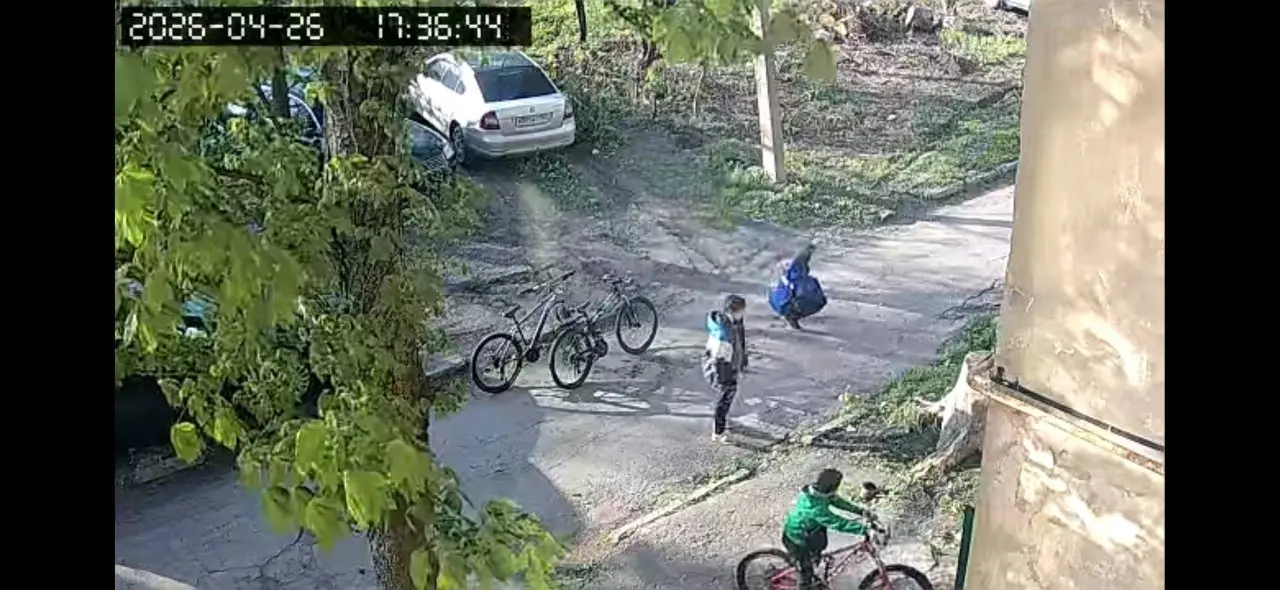 Родители, кто узнает на данных фотографиях своих детей, пусть придут и положат госномера от автомобиля под дворники или в противном случае будет написано заявление | Сетка — социальная сеть от hh.ru