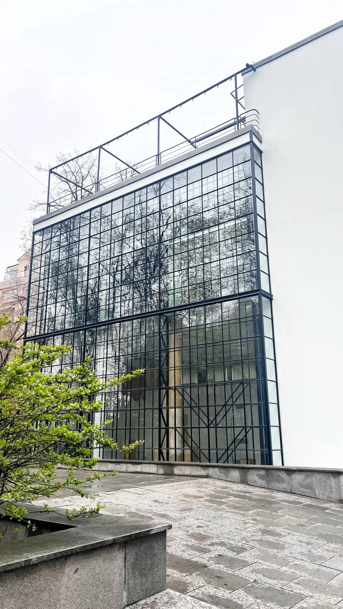 🩷 Дом сотрудников Наркомфина в Москве ⚪️
Архитектурный приём со зданием на монолитных колоннах в ЖК Бадаевский кажется современным, но он был применён ещё сто лет назад в шестиэтажном доме Наркомфина | Сетка — социальная сеть от hh.ru