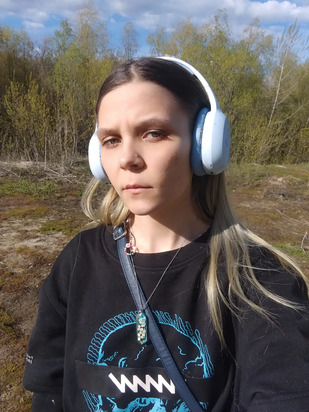Долистала ленту до конца, так что теперь прийдется серфить лес.
В первый день я нашла 3х белок и 2х женщин с которыми я могу их обсудить | Сетка — социальная сеть от hh.ru