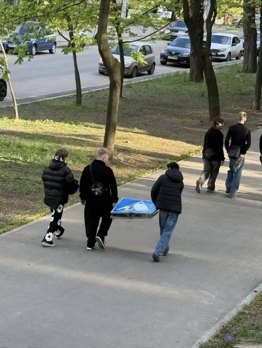 На ул. 50 лет СССР машина снесла дорожный знак, который в последствии унесли подростки | Сетка — социальная сеть от hh.ru