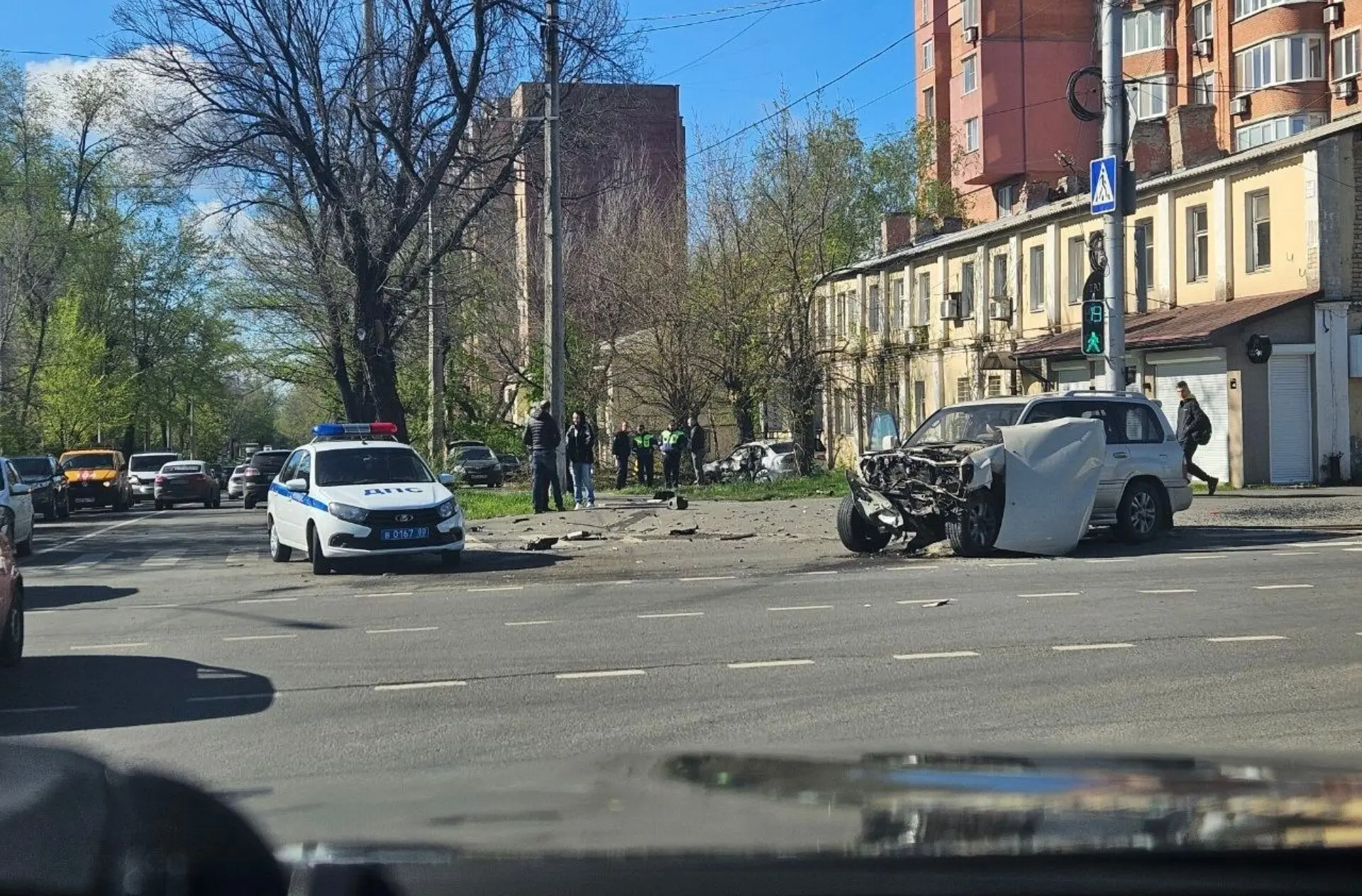 Смертельное ДТП произошло утром на улице Розы Люксембург в Донецке
Сейчас из-за этого на проспекте Богдана Хмельницкого в сторону Университетской образовалась огромная пробка. Ищите другой маршрут. | Сетка — социальная сеть от hh.ru