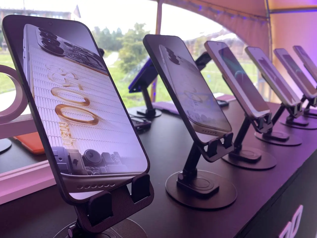 Сегодня находимся на презентации новой линейки серии Tecno Camon 50.
Вот несколько фото базовой модели линейки. На основной фотографии рассказывают про флагман — Tecno Camon 50 Ultra | Сетка — социальная сеть от hh.ru