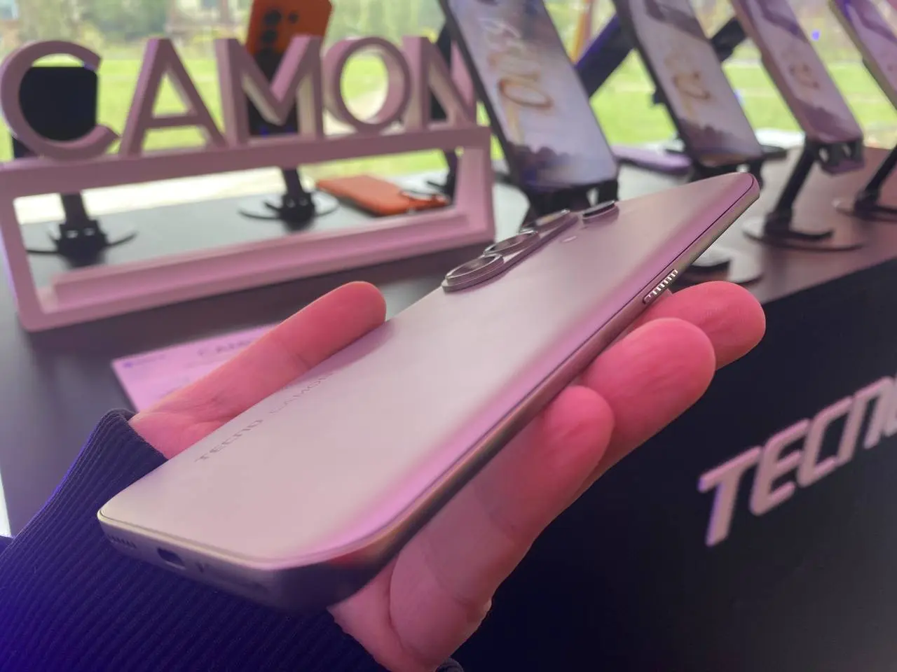 Сегодня находимся на презентации новой линейки серии Tecno Camon 50.
Вот несколько фото базовой модели линейки. На основной фотографии рассказывают про флагман — Tecno Camon 50 Ultra | Сетка — социальная сеть от hh.ru