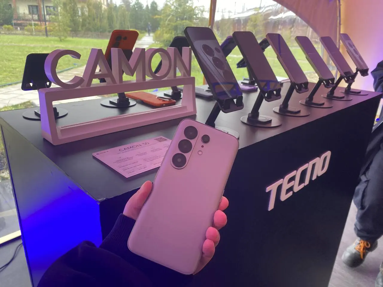 Сегодня находимся на презентации новой линейки серии Tecno Camon 50.
Вот несколько фото базовой модели линейки. На основной фотографии рассказывают про флагман — Tecno Camon 50 Ultra | Сетка — социальная сеть от hh.ru