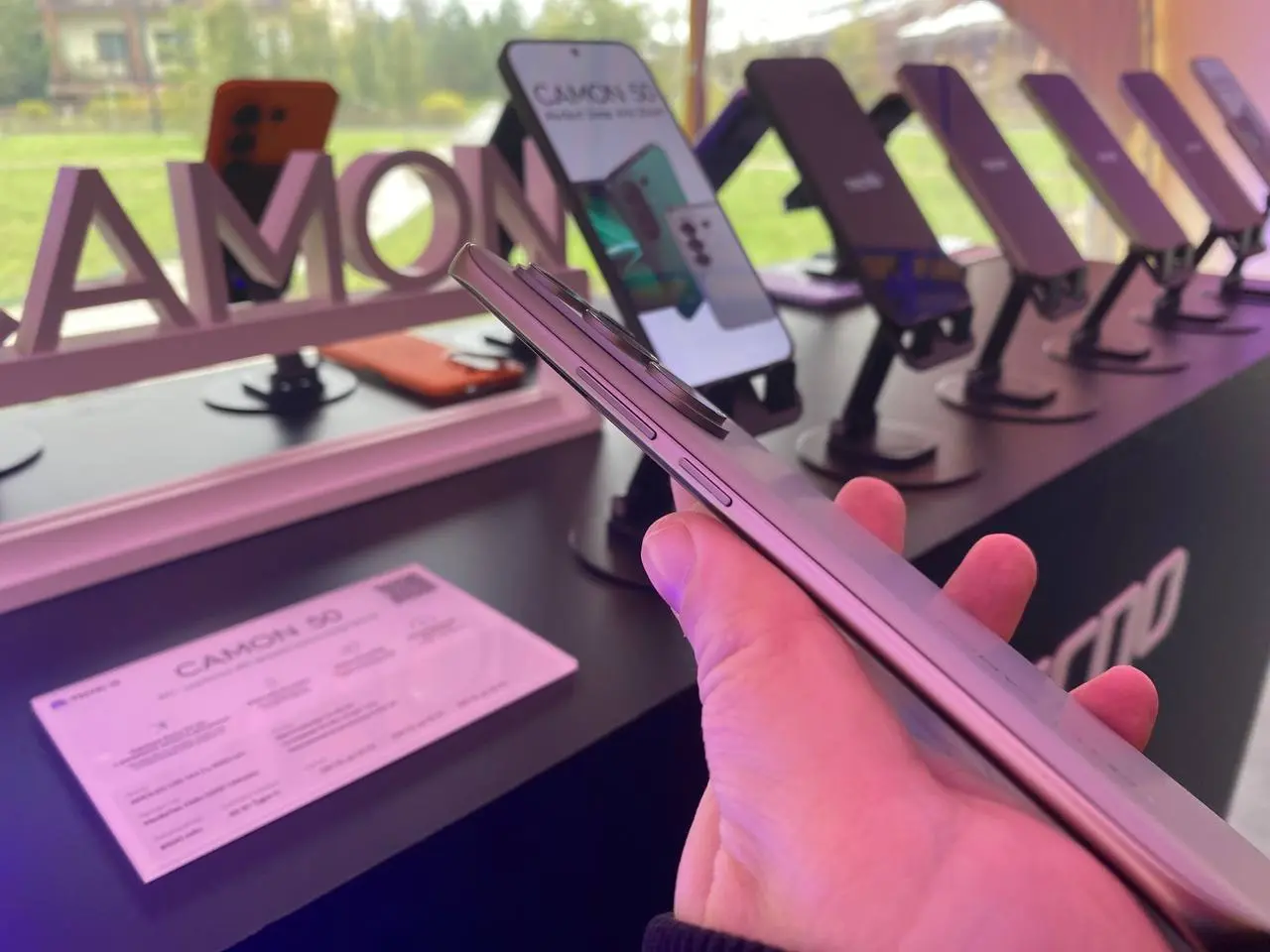 Сегодня находимся на презентации новой линейки серии Tecno Camon 50.
Вот несколько фото базовой модели линейки. На основной фотографии рассказывают про флагман — Tecno Camon 50 Ultra | Сетка — социальная сеть от hh.ru