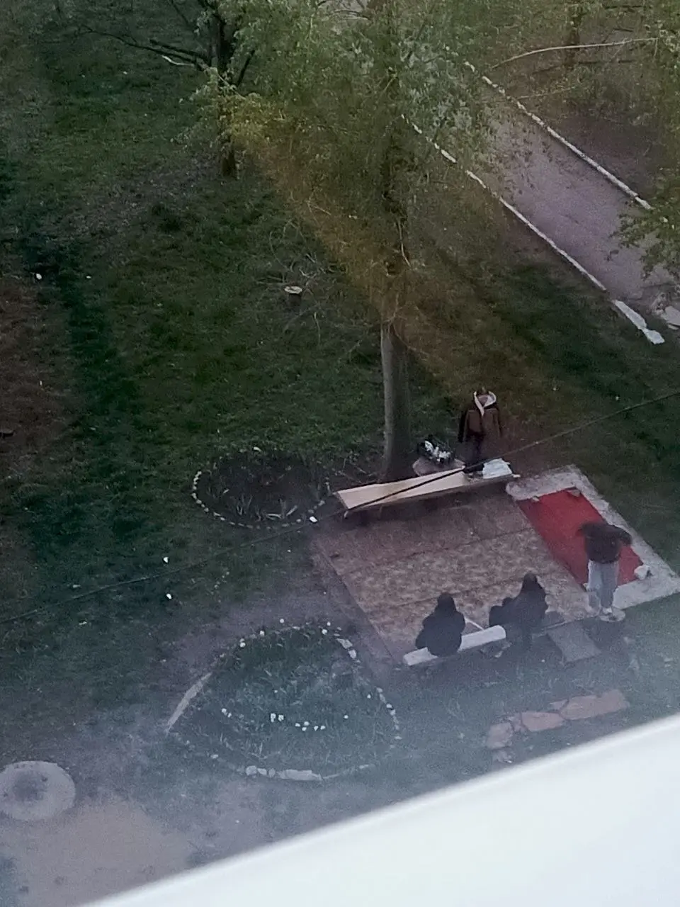 Пришли детки , в клумбе повалялись, мусором покидались, на лавочке потанцевали, друг на друге покатались. Огромное спасибо родителям за воспитанных девочек | Сетка — социальная сеть от hh.ru