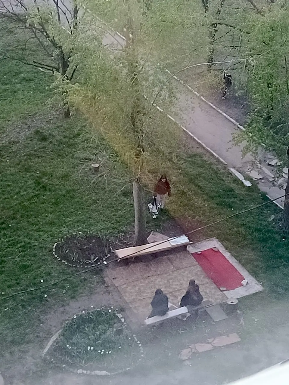 Пришли детки , в клумбе повалялись, мусором покидались, на лавочке потанцевали, друг на друге покатались. Огромное спасибо родителям за воспитанных девочек | Сетка — социальная сеть от hh.ru