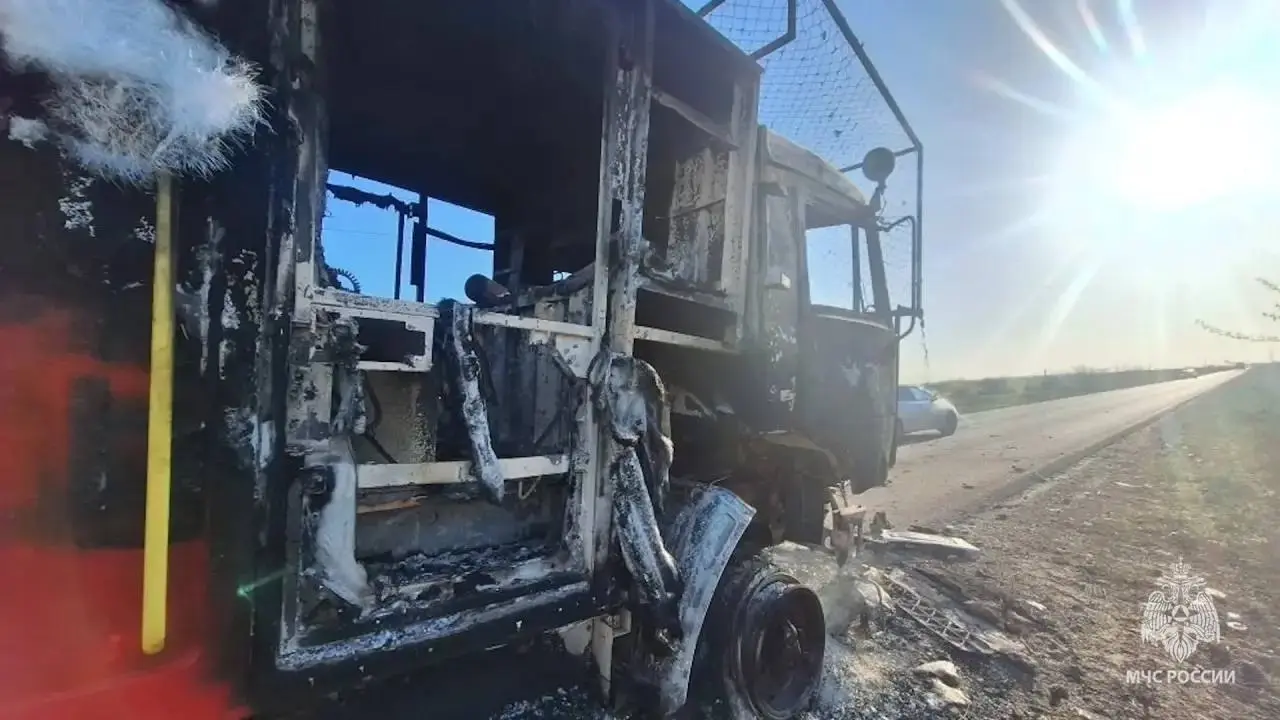 Последствия атаки БПЛА на пожарную автоцистерну возле села Смоляниново в ЛНР | Сетка — социальная сеть от hh.ru