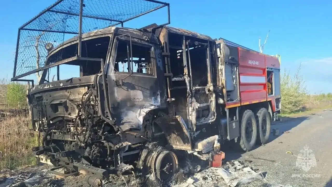 Последствия атаки БПЛА на пожарную автоцистерну возле села Смоляниново в ЛНР | Сетка — социальная сеть от hh.ru