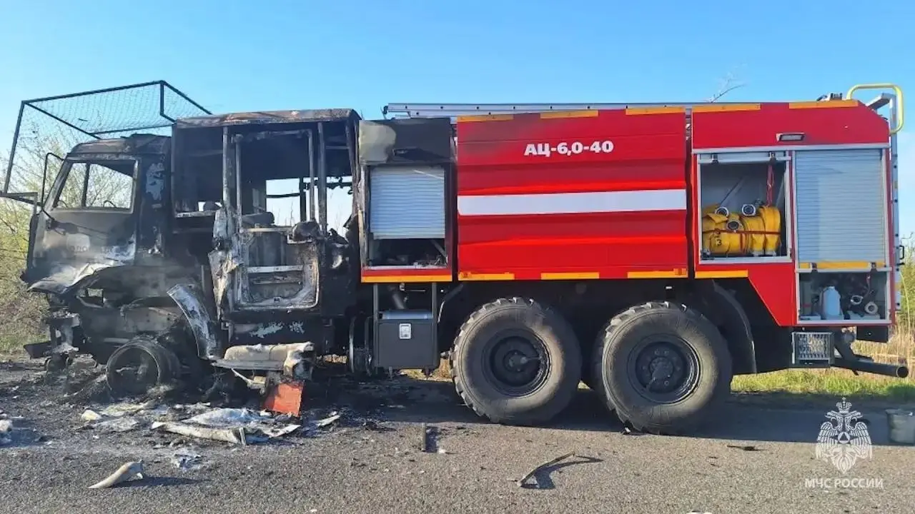 Последствия атаки БПЛА на пожарную автоцистерну возле села Смоляниново в ЛНР | Сетка — социальная сеть от hh.ru