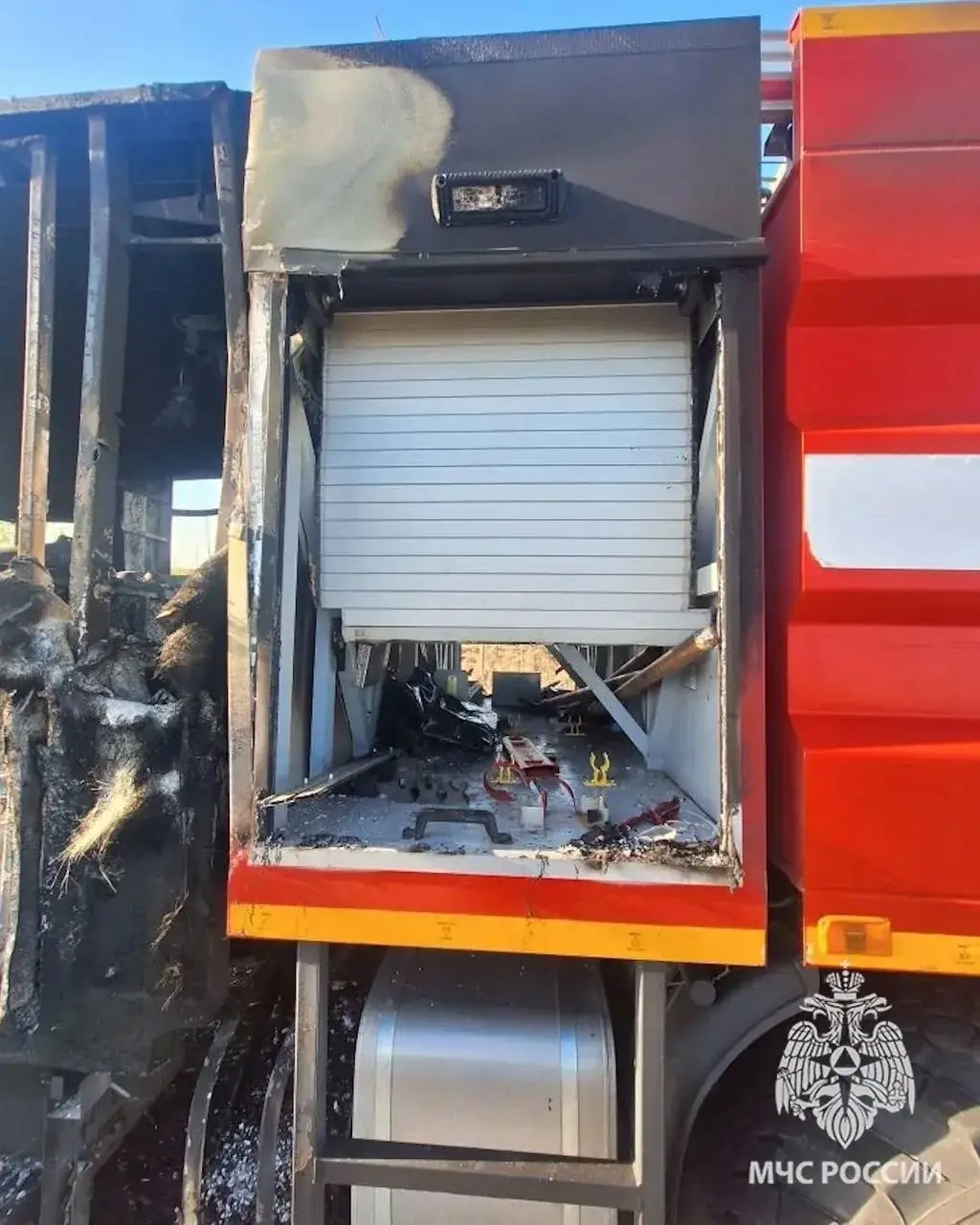Последствия атаки БПЛА на пожарную автоцистерну возле села Смоляниново в ЛНР | Сетка — социальная сеть от hh.ru