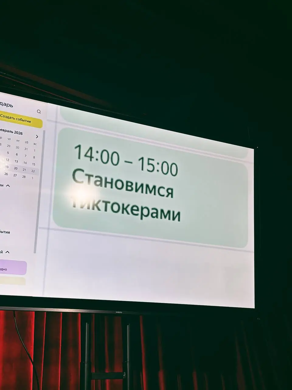 Круглый стол квадратных вопросов
Я слегка утонула во встречах, что навело меня на мысль о пятничном #слайдап, куда мы ходили с Кларой | Сетка — социальная сеть от hh.ru