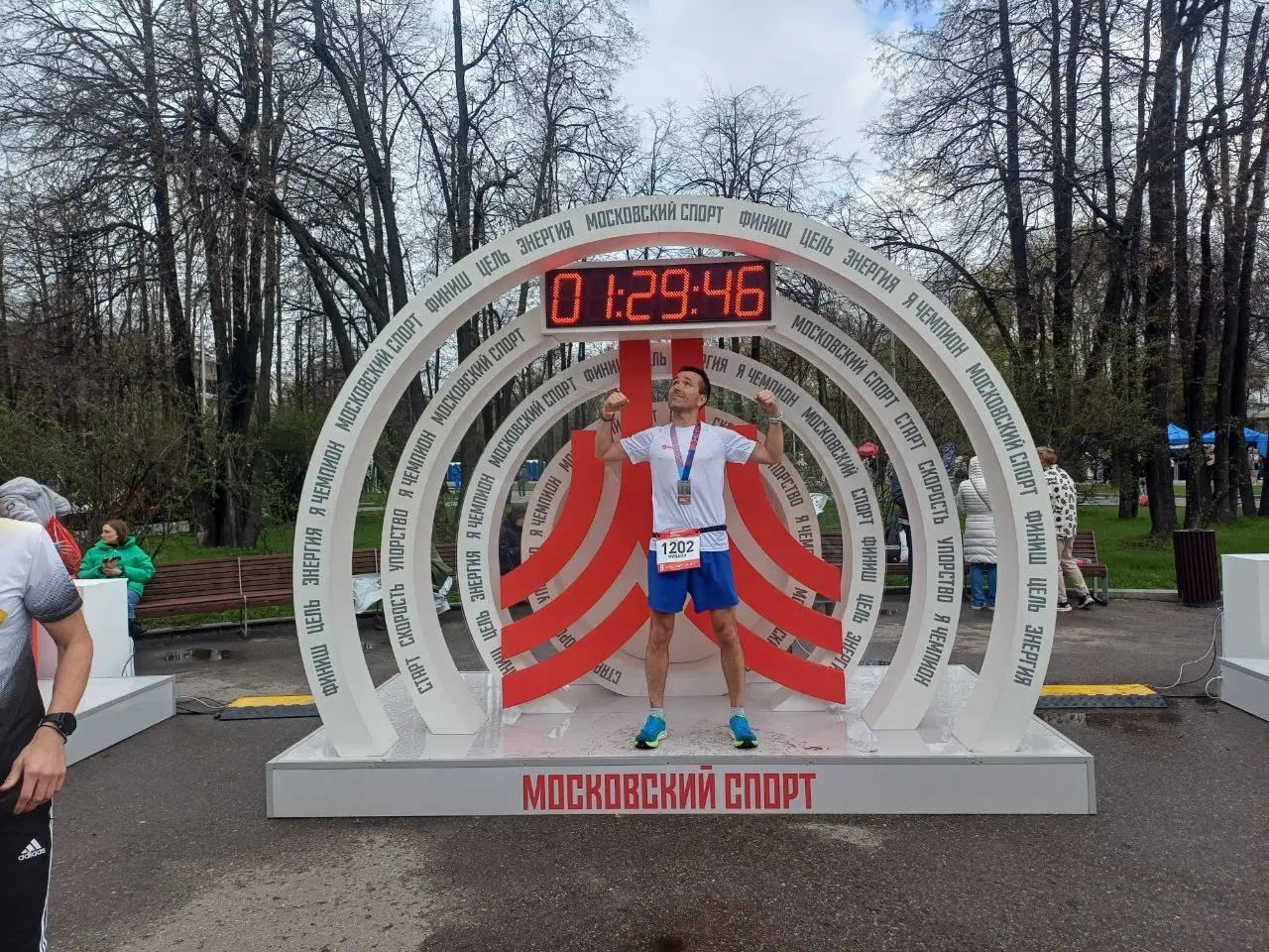 454,2
Это общее расстояние, которое наши коллеги добровольно пробежали за год (с апреля 2025 по апрель 2026) вместо того, чтобы просто полежать | Сетка — социальная сеть от hh.ru