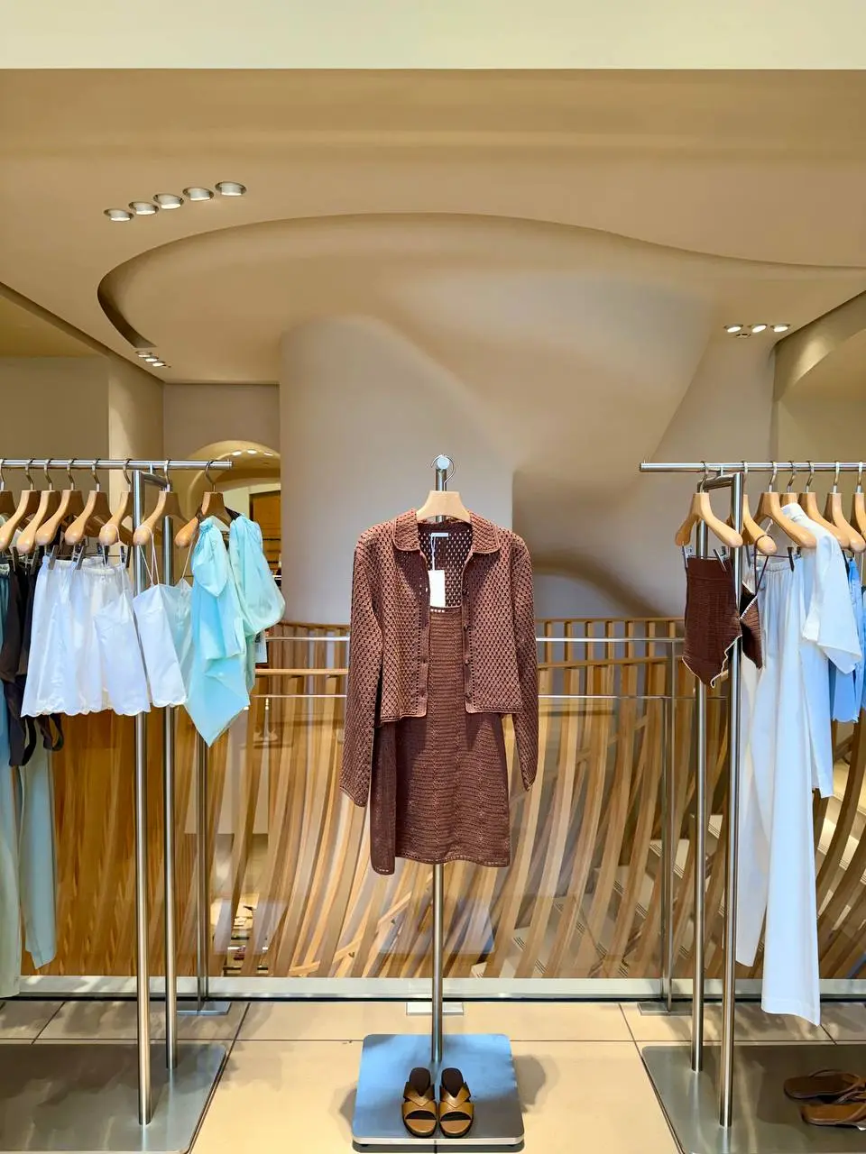 Сегодня стала частью пресс-показа бренда 12STOREEZ в ГУМе. Узнала, как создавалась новая летняя коллекция «На берегу лета» с органическим льном, шёлком и хлопком | Сетка — социальная сеть от hh.ru