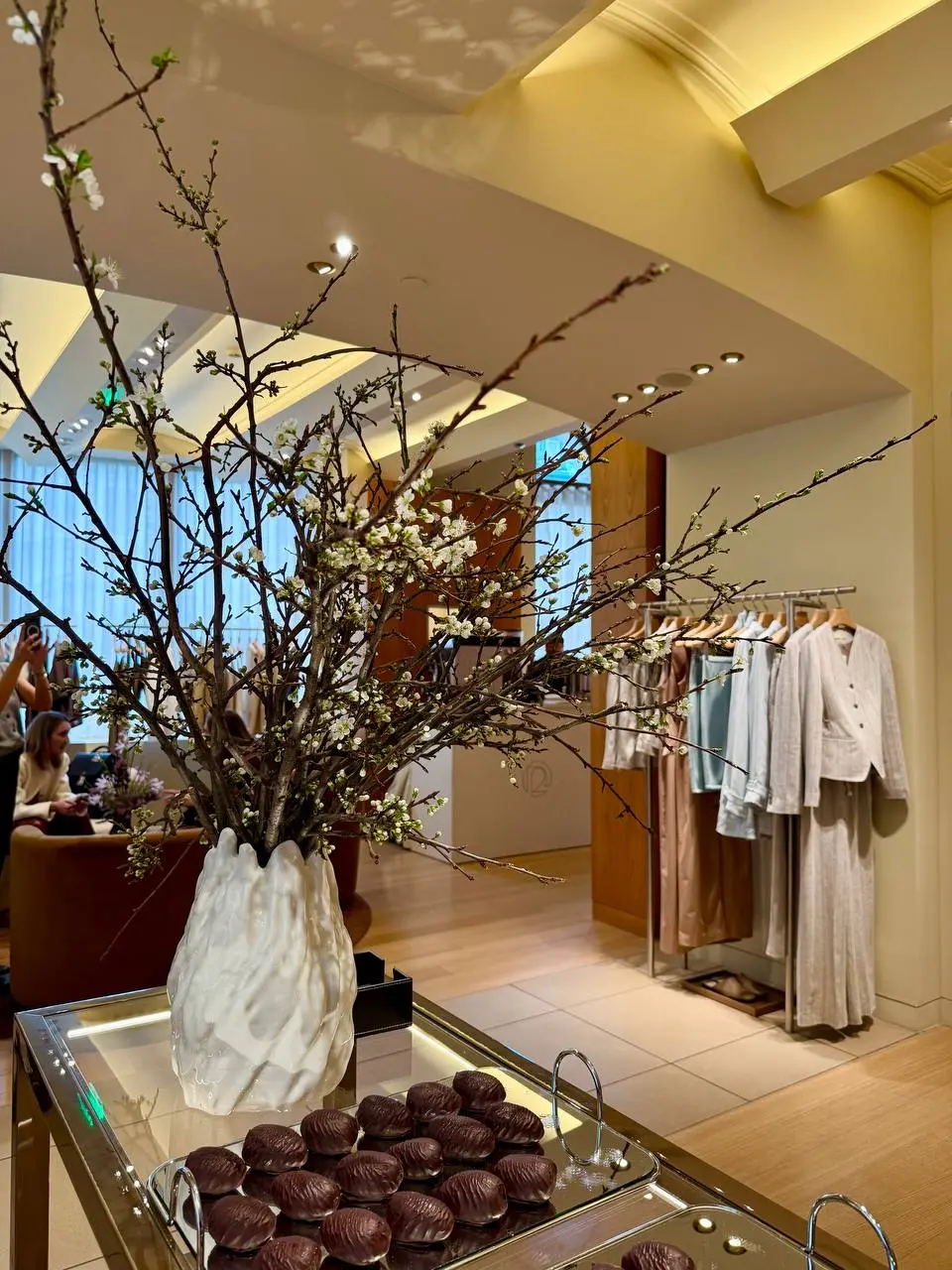 Сегодня стала частью пресс-показа бренда 12STOREEZ в ГУМе. Узнала, как создавалась новая летняя коллекция «На берегу лета» с органическим льном, шёлком и хлопком | Сетка — социальная сеть от hh.ru