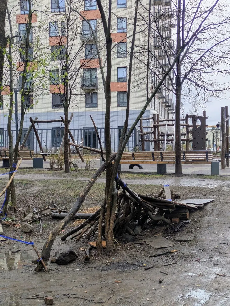 🙃 Палки лужи и скочт
Увидел на днях, как дети с батей, судя по сииней изоленте, пытались сочинить домик!
Как дитя 90-х и 00-х вспомнил как из мусора в Химках собирал такие домики в лесу с соседскими р... | Сетка — социальная сеть от hh.ru