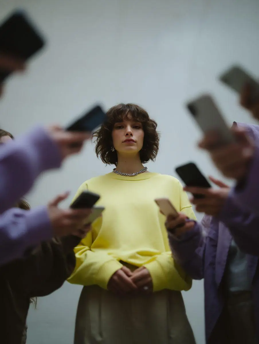 Я с телефона
Если в созвоне или рабочем чате кто-то написал «я с телефона», все негласно соглашаются: с этого человека сегодня спрос меньше | Сетка — социальная сеть от hh.ru