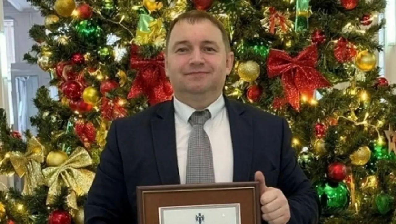 Под Новосибирском найден мёртвым начальник карантинных мероприятий ветеринарии после массового забоя скота в регионе.
Тело Сергея Тура с огнестрельным ранением обнаружили в его машине, пишет BFM | Сетка — социальная сеть от hh.ru