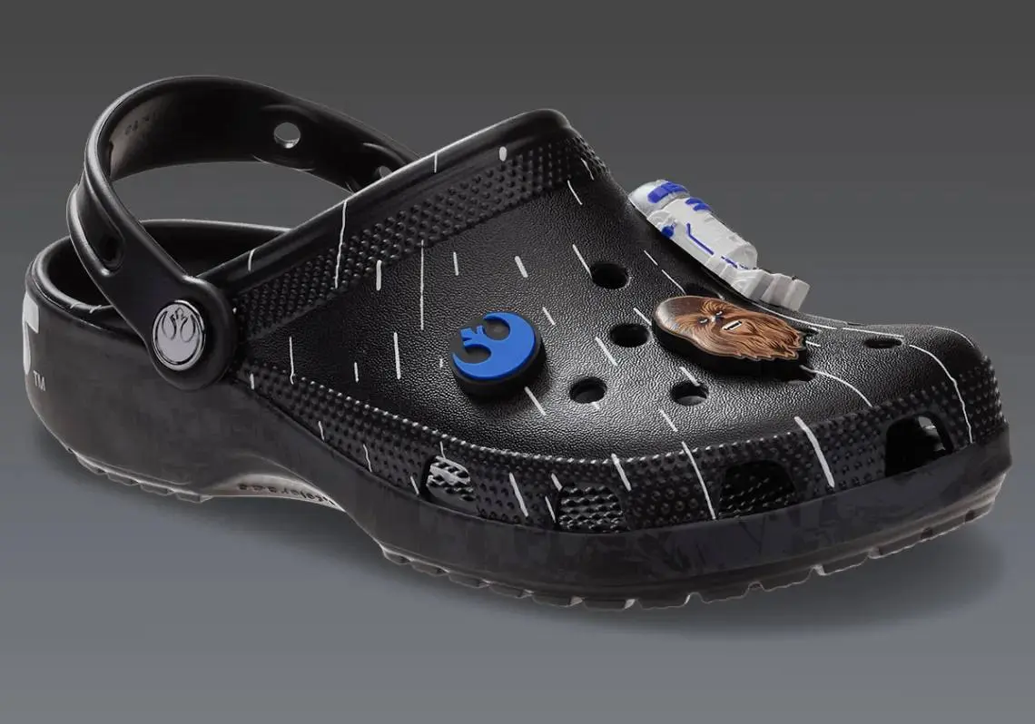 Crocs заколлабились с Мандалорцем и дропнули линейку тематических клоггов:
🍕 Галактические черные с джиббитсами R2D2, Чубакки, Дарта Вейдера и других
🍕 В виде серебряного шлема Мандалорца
🍕 С малышом ... | Сетка — социальная сеть от hh.ru