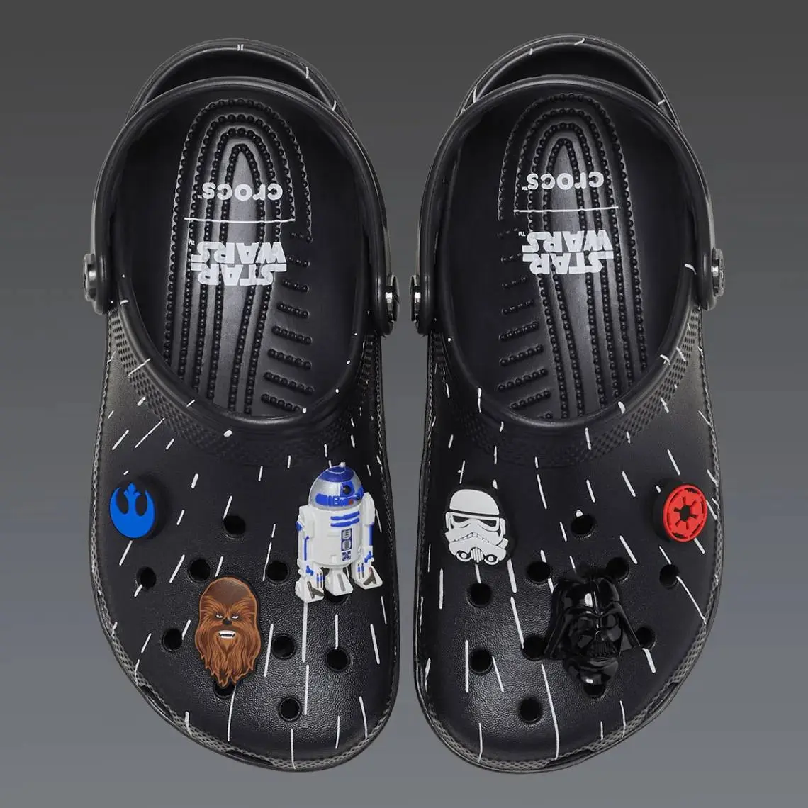 Crocs заколлабились с Мандалорцем и дропнули линейку тематических клоггов:
🍕 Галактические черные с джиббитсами R2D2, Чубакки, Дарта Вейдера и других
🍕 В виде серебряного шлема Мандалорца
🍕 С малышом ... | Сетка — социальная сеть от hh.ru