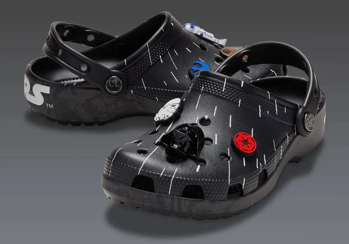 Crocs заколлабились с Мандалорцем и дропнули линейку тематических клоггов:
🍕 Галактические черные с джиббитсами R2D2, Чубакки, Дарта Вейдера и других
🍕 В виде серебряного шлема Мандалорца
🍕 С малышом ... | Сетка — социальная сеть от hh.ru