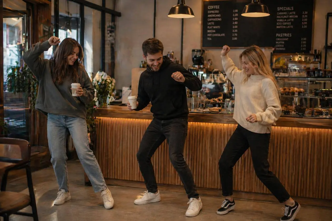 🕺💃 Сегодня отмечается Международный день танца
Совместно с сетью кофеен-пекарен French Bakery запустили акцию: те, кто станцуют у кассы, получат бесплатный кофе:
Предложение действует только сегодня п... | Сетка — социальная сеть от hh.ru