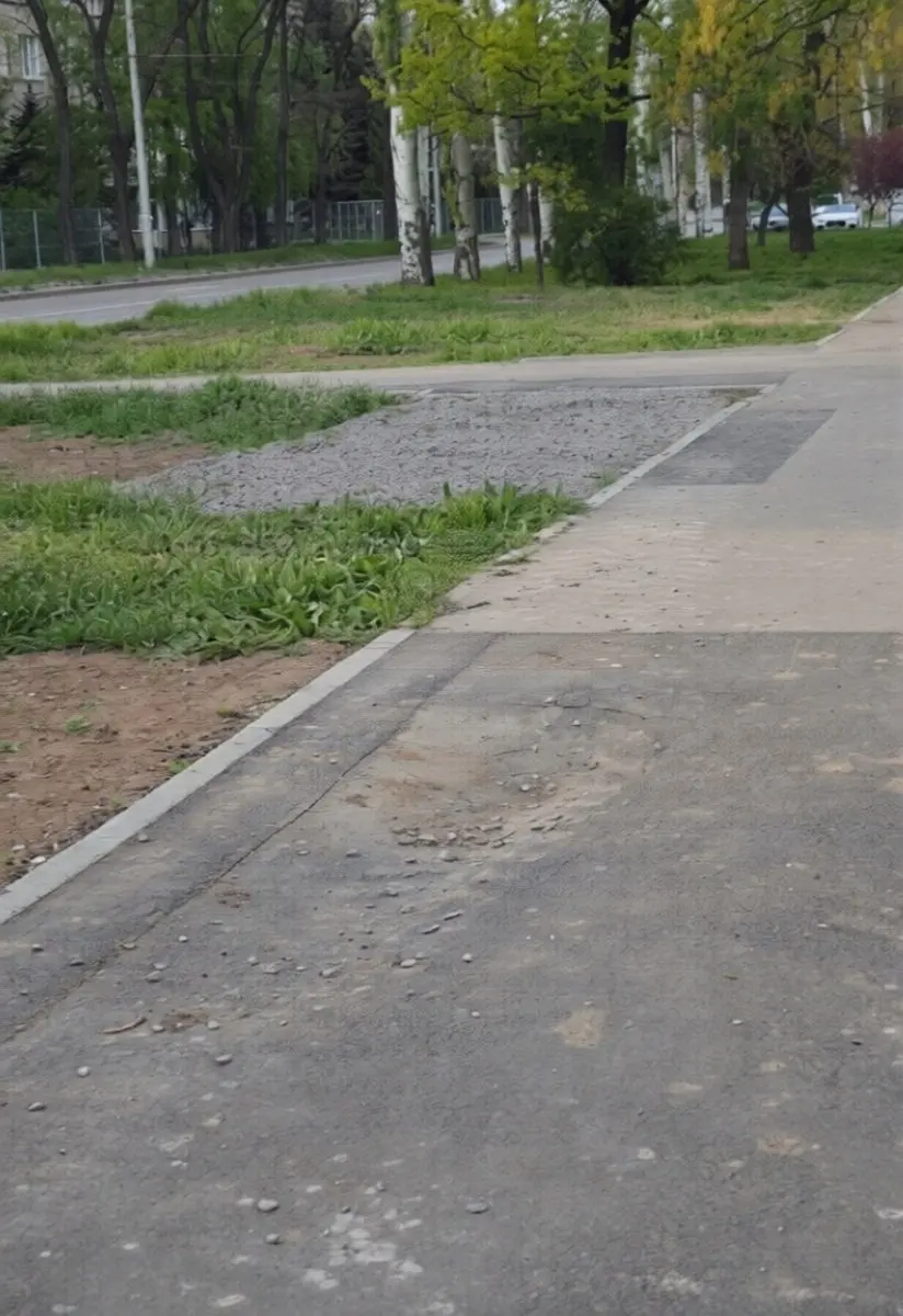 Донецк, Калининский район, на бульваре Шахтостроителей проваливается новый тротуар | Сетка — социальная сеть от hh.ru