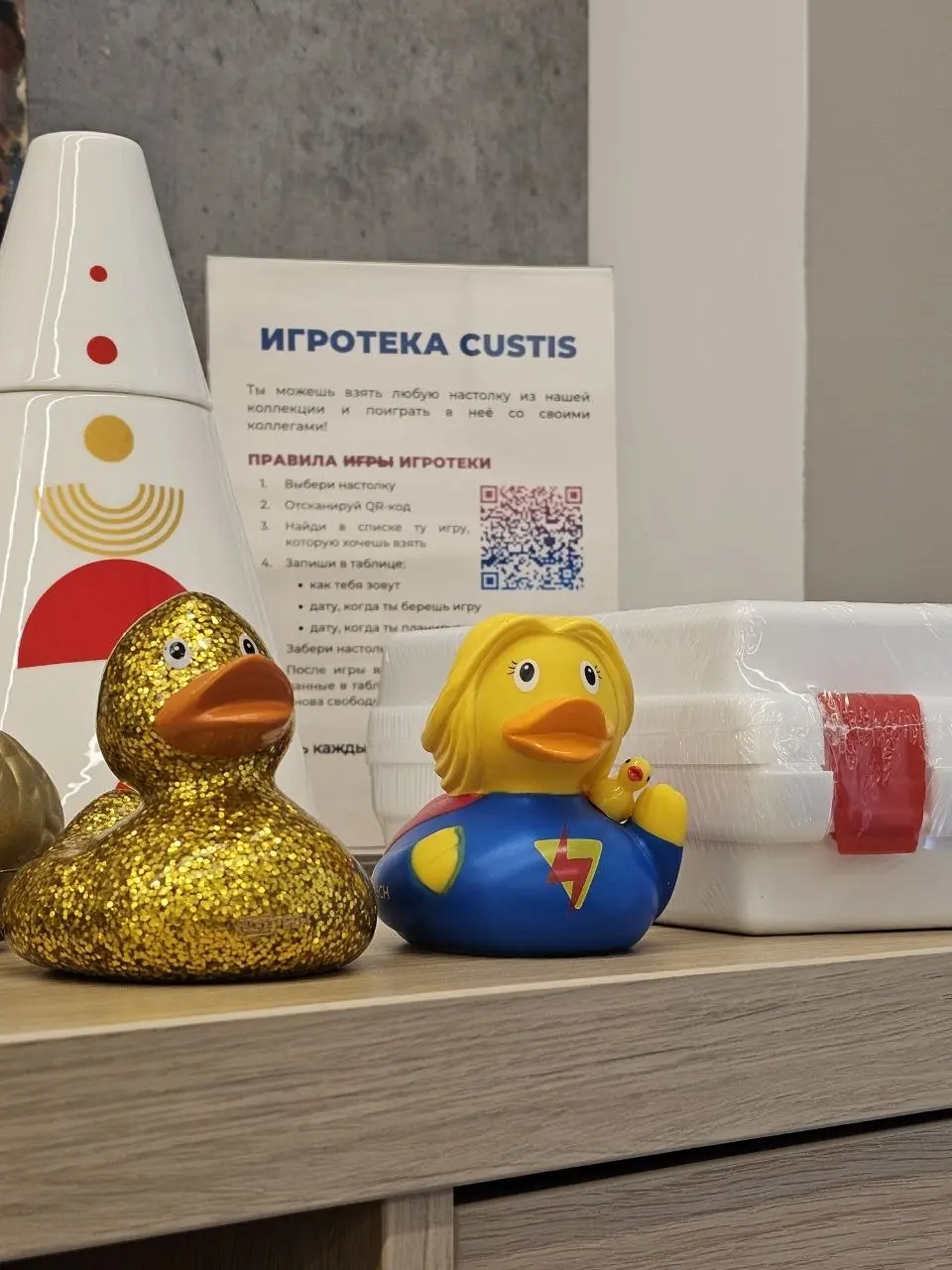 Утки в проде офисе 🤩🤩🤩
Иногда, чтобы взбодрить команду, не нужны сложные тимбилдинги — достаточно спрятать по офису сотню уточек 🐤
Но всё оказалось интереснее, чем мы думали: часть уток быстро нашли, ... | Сетка — социальная сеть от hh.ru