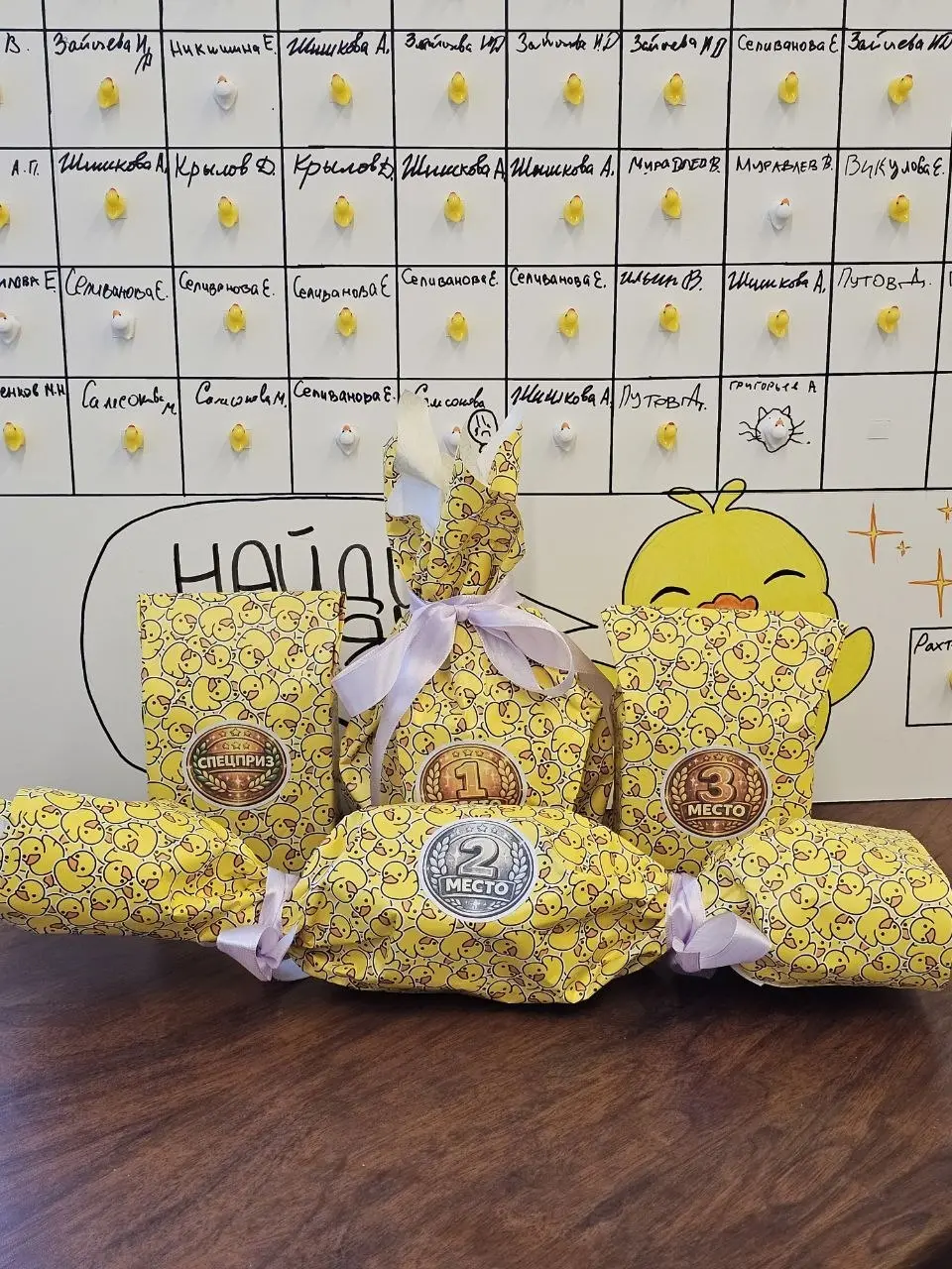 Утки в проде офисе 🤩🤩🤩
Иногда, чтобы взбодрить команду, не нужны сложные тимбилдинги — достаточно спрятать по офису сотню уточек 🐤
Но всё оказалось интереснее, чем мы думали: часть уток быстро нашли, ... | Сетка — социальная сеть от hh.ru