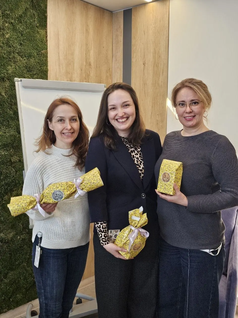 Утки в проде офисе 🤩🤩🤩
Иногда, чтобы взбодрить команду, не нужны сложные тимбилдинги — достаточно спрятать по офису сотню уточек 🐤
Но всё оказалось интереснее, чем мы думали: часть уток быстро нашли, ... | Сетка — социальная сеть от hh.ru