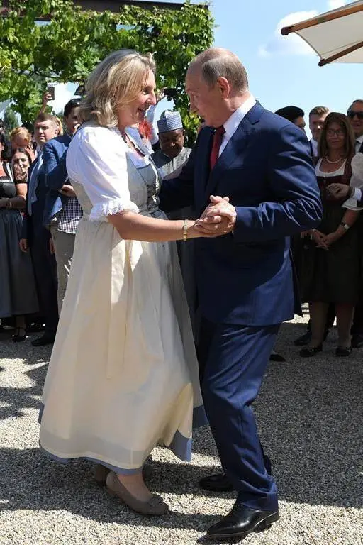 Сегодня международный день танца — повод вспомнить моменты, когда танцевали те, от кого этого редко или вообще не ждёшь! 👇🏻
— 18 августа 2018, свадьба в Австрии: Владимир Путин в качестве почетного го... | Сетка — социальная сеть от hh.ru