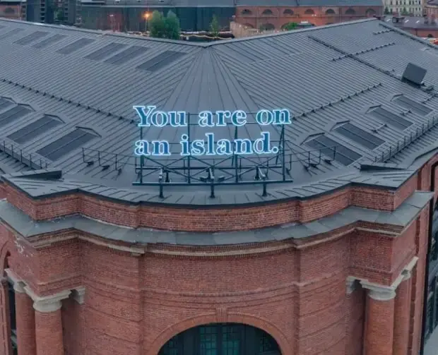 Инсталляцию «You are on an island» перенесли в цифровую карту Blink.
В Санкт-Петербурге демонтировали неоновую вывеску You are on an island с крыши Дома 12 в Новой Голландии | Сетка — социальная сеть от hh.ru