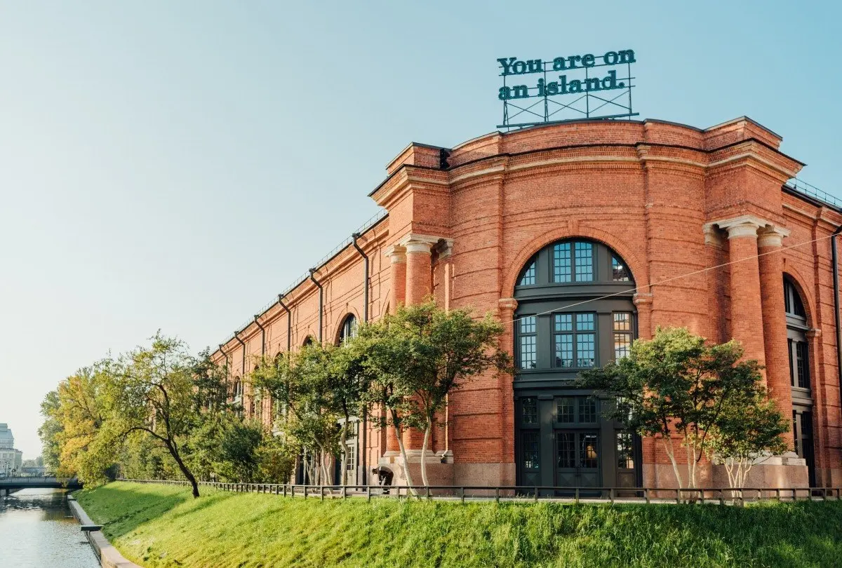 Инсталляцию «You are on an island» перенесли в цифровую карту Blink.
В Санкт-Петербурге демонтировали неоновую вывеску You are on an island с крыши Дома 12 в Новой Голландии | Сетка — социальная сеть от hh.ru