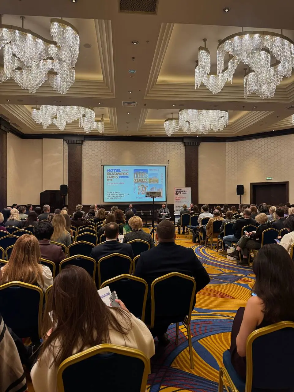 Инсайты с Hotel Business Days:
1. Спрос изменился.
Турист стал требовательнее, рациональнее и быстрее принимает решения. Работать «на всех» больше не выйдет — нужно знать свою аудиторию.
2. Кадры | Сетка — социальная сеть от hh.ru