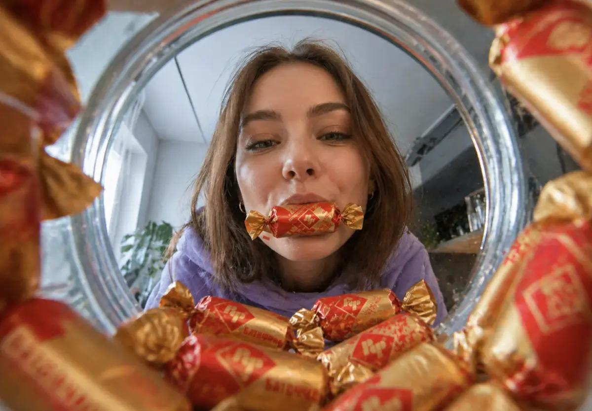 Я дизайнер, сгенерировала рекламу для бренда любимых конфет | Сетка — социальная сеть от hh.ru