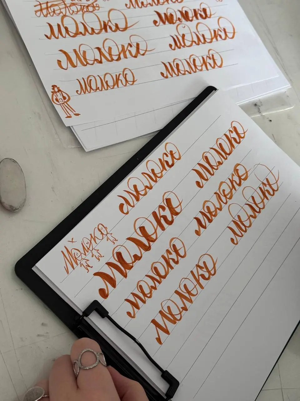 Каллиграфия с иллюстраторами сегодня не задалась 🤪
Говорили про характер слова: как насыщенность, наклон, ритм вертикалей, расстояния и вся эта внутренняя настройка букв меняют ощущение от надписи | Сетка — социальная сеть от hh.ru