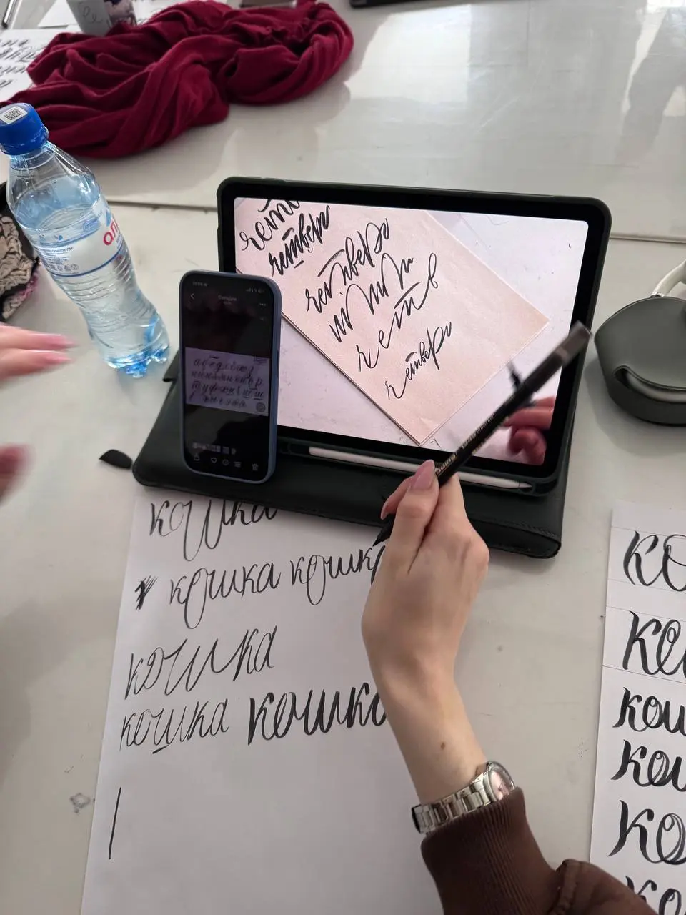 Каллиграфия с иллюстраторами сегодня не задалась 🤪
Говорили про характер слова: как насыщенность, наклон, ритм вертикалей, расстояния и вся эта внутренняя настройка букв меняют ощущение от надписи | Сетка — социальная сеть от hh.ru