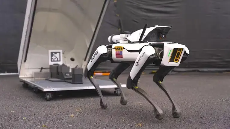 DroneDog, оснащенный тепловизором с 20-кратным зумом, уже патрулирует стройки без людей
Boston Dynamics вместе с Asylon представили роботизированного охранника DroneDog | Сетка — социальная сеть от hh.ru